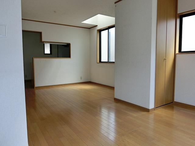 Living. Room (August 2013) Shooting You can relax in the bright living room with a vaulted ceiling! With floor heating!