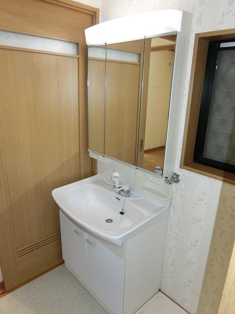 Wash basin, toilet. Room (August 2013) Shooting