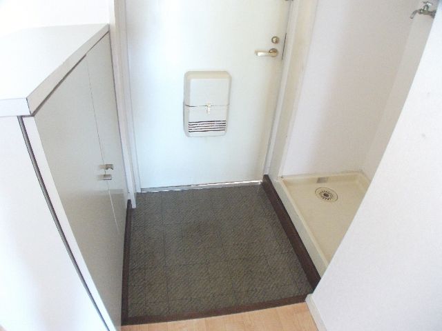 Entrance. There shoebox in the entrance.