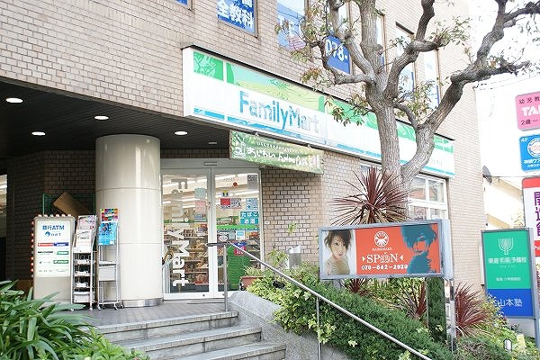Convenience store. 700m to Family Mart (convenience store)