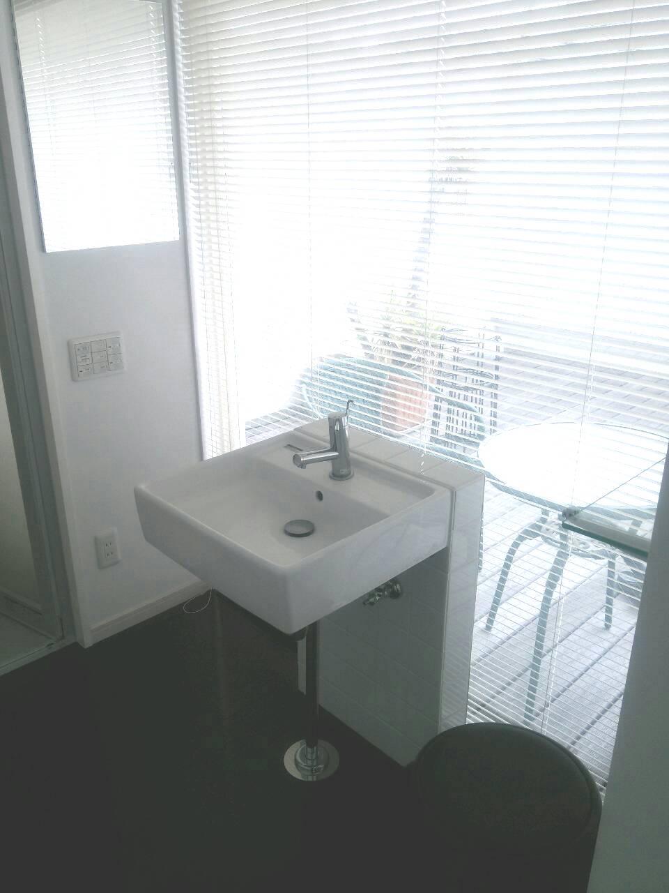 Wash basin, toilet. Indoor (February 2013) Shooting