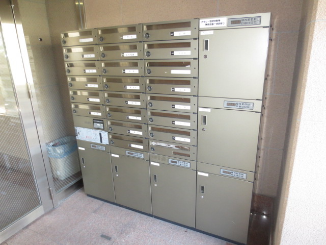 Entrance. There is also a home delivery box.