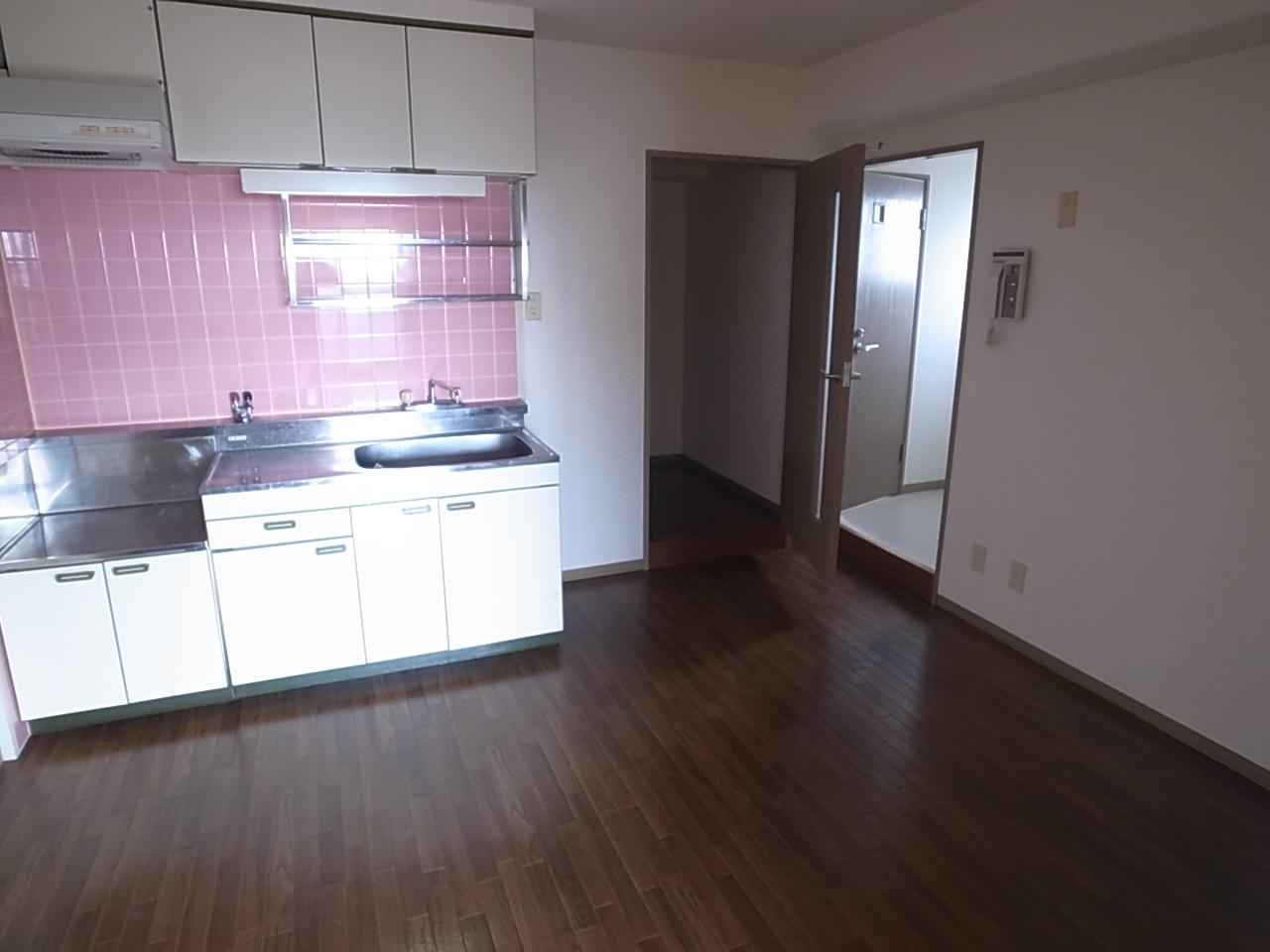 Kitchen. Gas stove is installed Friendly Kitchen.