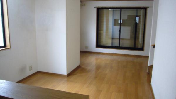 Living. Shooting from the kitchen side Floor heating There veranda windows with shutters Atrium also available