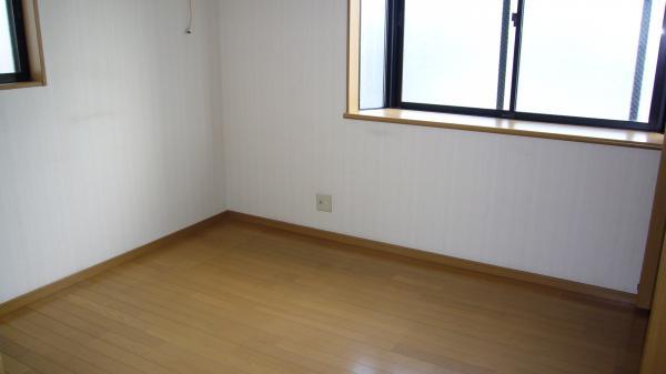 Non-living room. 6.75 Pledge There window two top light Bright is