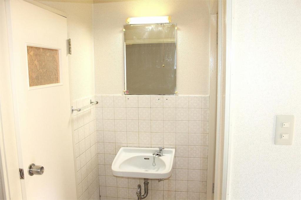 Washroom. Wash basin