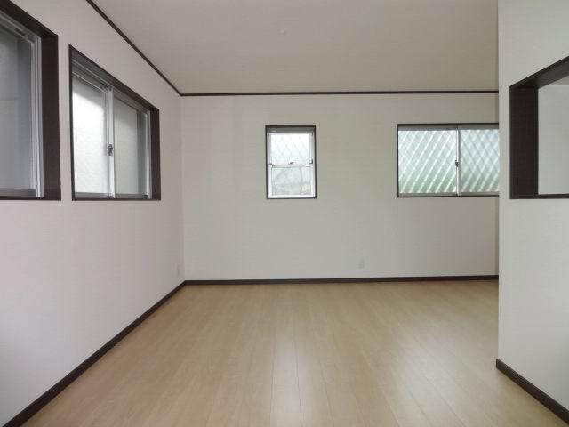 Living. The first floor living room. LDK15.7 Pledge of leeway. Hito at three sides daylighting ・ Ventilation is good.