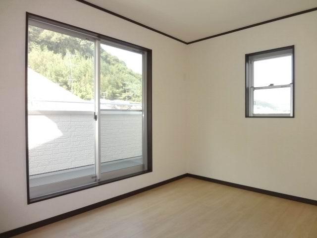 Non-living room. 2 Kaiyoshitsu 6 Pledge. Two-sided lighting. balcony ・ Walk-in closet is equipped with.