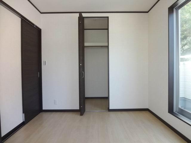 Non-living room. 2 Kaiyoshitsu 6 Pledge. Two-sided lighting. balcony ・ Walk-in closet is equipped with.