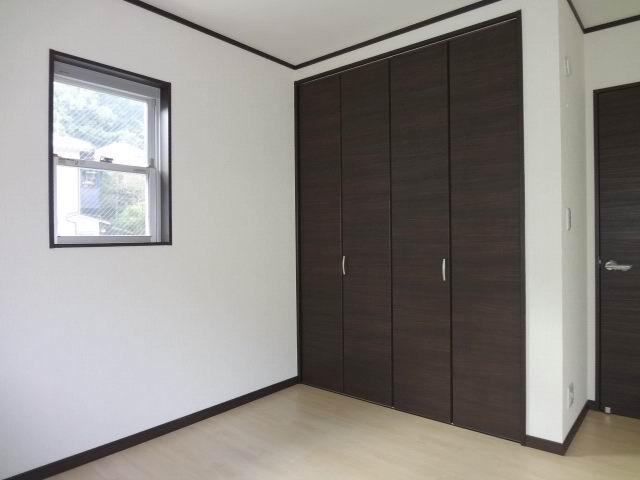 Non-living room. 2 Kaiyoshitsu 5.2 Pledge. Two-sided lighting. It is with a closet.