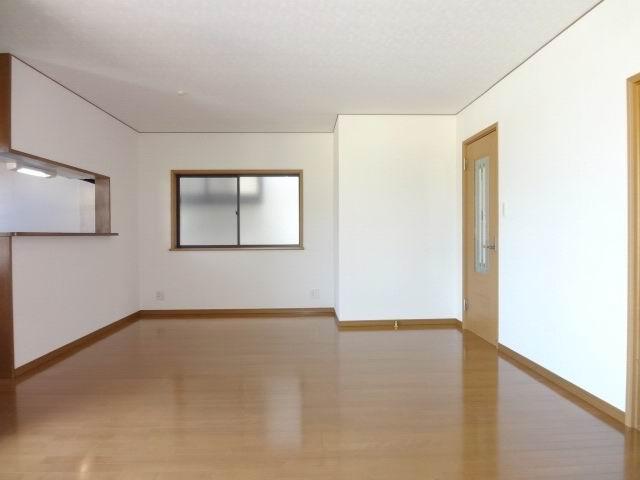 Living. Second floor living room. LDK19.25 Pledge. Balcony. Cross stuck Kawasumi. Daylighting ・ ventilation ・ View is good.
