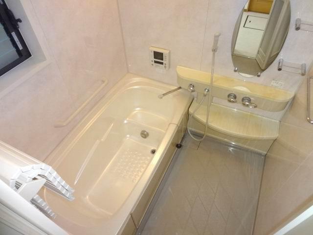 Bathroom. First floor bathroom. System bus with drying heater.