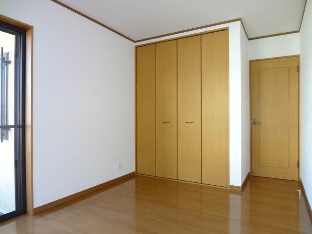 Non-living room. 1 Kaiyoshitsu 6.5 Pledge. Two-sided lighting. With closet. Is a cross stuck Kawasumi.