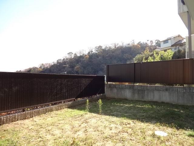 Garden. With garden of Hidamari. You can enjoy the potteries and gardening.