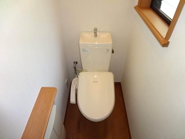 Toilet. 1st floor ・ Second floor shower toilet.