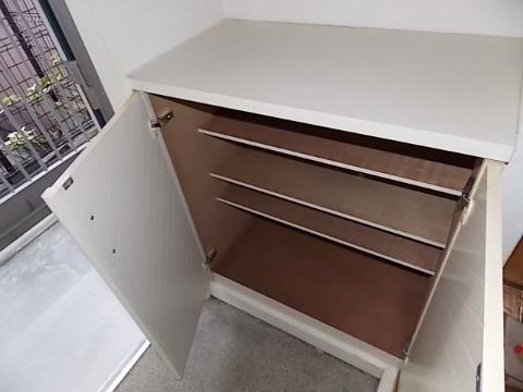 Other room space. Shoe box