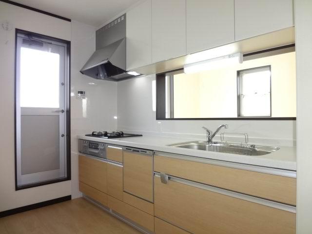 Kitchen. Second floor kitchen. Dish washing dryer with system Kitchen. 