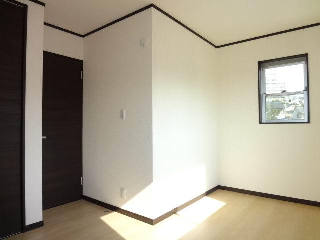 Non-living room. 3 Kaiyoshitsu 6.1 Pledge. Two-sided lighting. It is with a closet. 