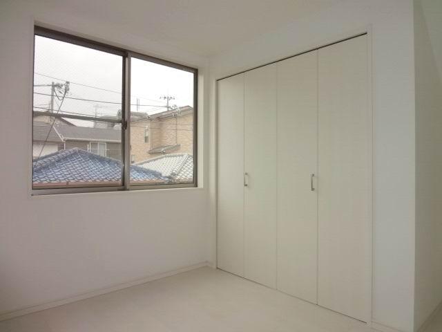 Non-living room. 3 Kainushi bedroom 8.2 Pledge. With closet. At the three-sided lighting is yang those good. 