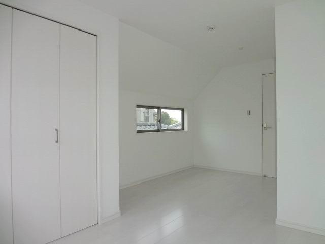 Non-living room. 3 Kainushi bedroom 8.2 Pledge. With closet. At the three-sided lighting is yang those good. 