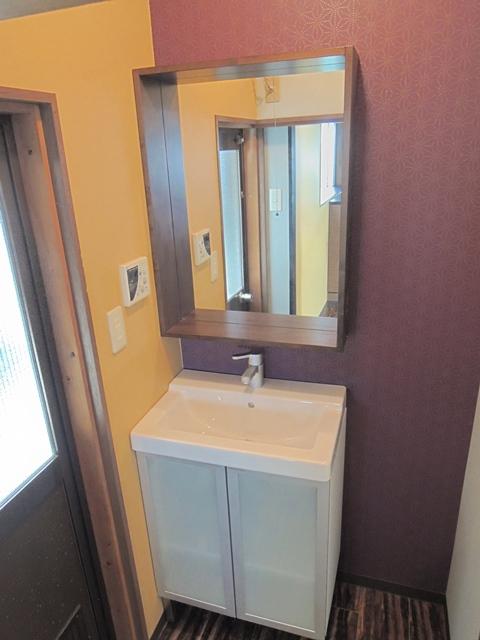 Wash basin, toilet. Indoor (July 2013) Shooting