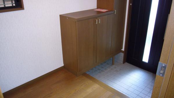 Entrance. Cupboard Even the top There