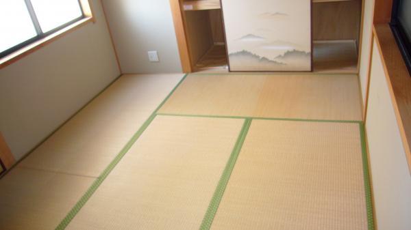 Non-living room. Window dihedral closet There