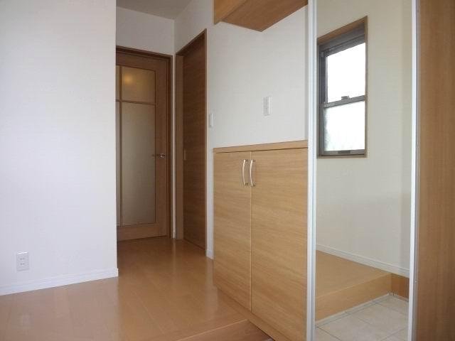 Entrance. The first floor entrance hall. Shoe box with mirror. 