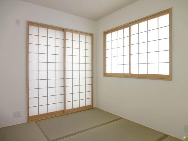 Non-living room. First floor Japanese-style room 4.5 Pledge. Two-sided lighting. It is with a closet. 