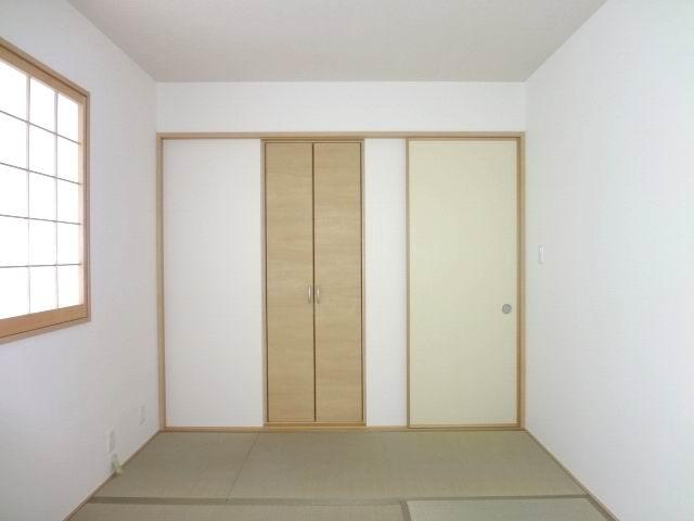 Non-living room. First floor Japanese-style room 4.5 Pledge. Two-sided lighting. It is with a closet. 
