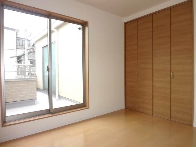 Non-living room. 2 Kaiyoshitsu 5.9 Pledge. Two-sided lighting. balcony ・ It is with a closet. 