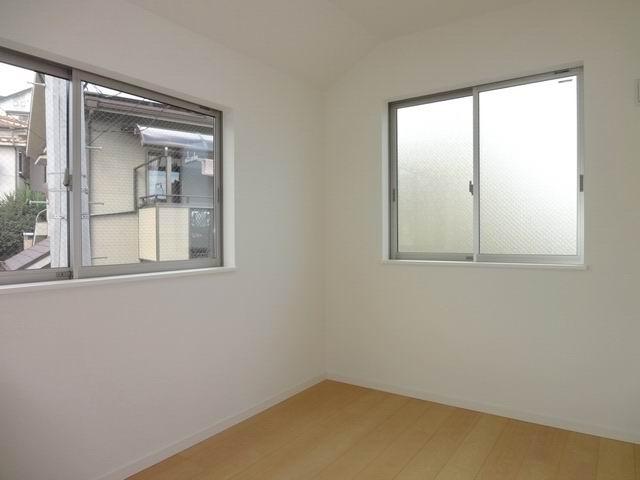 Non-living room. 2 Kaiyoshitsu 4.37 Pledge. With closet. It is a two-sided lighting. 