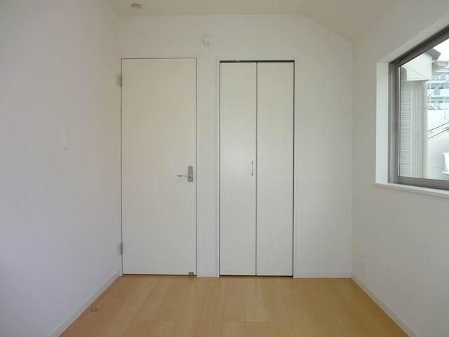 Non-living room. 2 Kaiyoshitsu 4.37 Pledge. With closet. It is a two-sided lighting. 