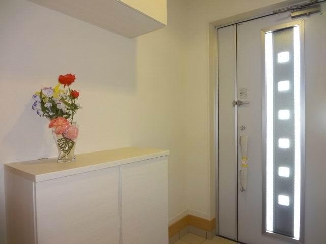 Entrance. The first floor entrance hall. Shoe box ・ Heat-resistant front door. 