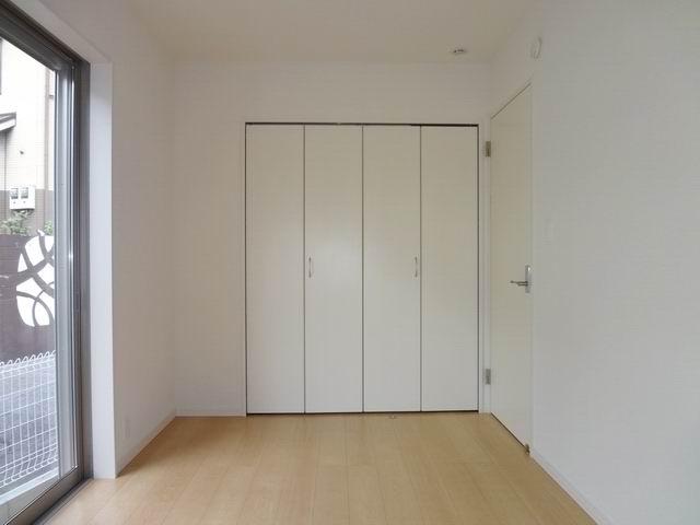 Non-living room. 1 Kaiyoshitsu 5 Pledge. With closet. It is a two-sided lighting. 