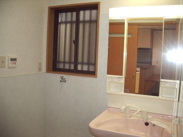 Wash basin, toilet. Shampoo dresser