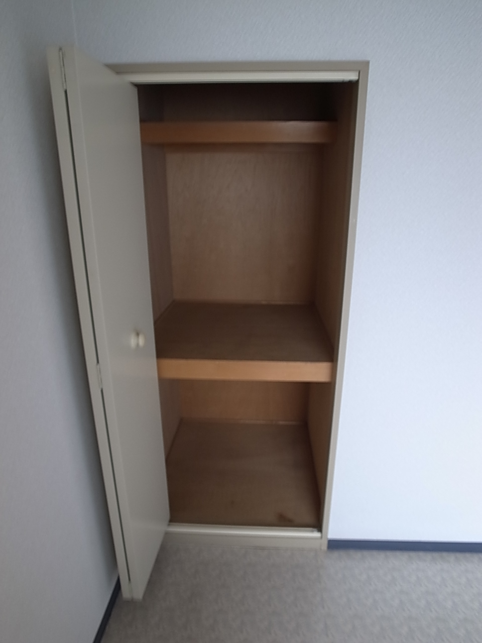 Receipt. Western-style room is housed