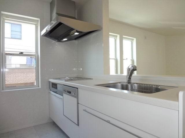 Kitchen. Second floor kitchen. IH stove ・ Water purifier built-in shower faucet ・ Dish washing dryer with system Kitchen.
