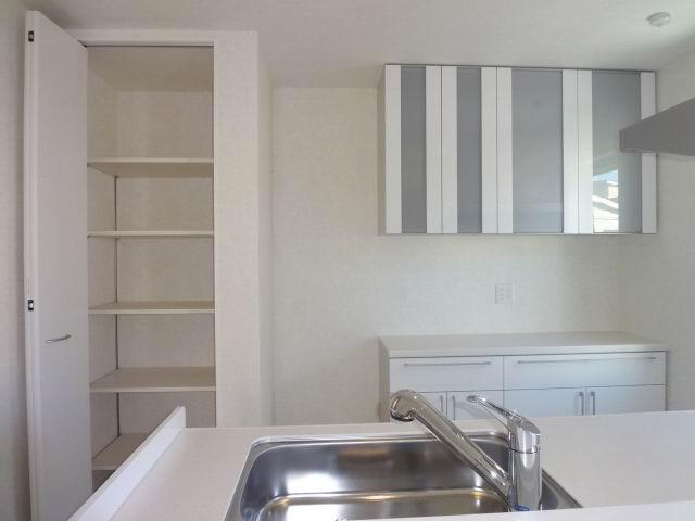 Kitchen. Second floor kitchen. Cupboard standard equipment. It is with a pantry.