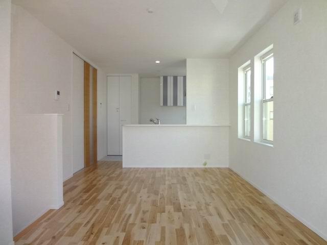 Living. Second floor living room. Grain of solid flooring is beautiful LDK15.2 Pledge. Living is the stairs.