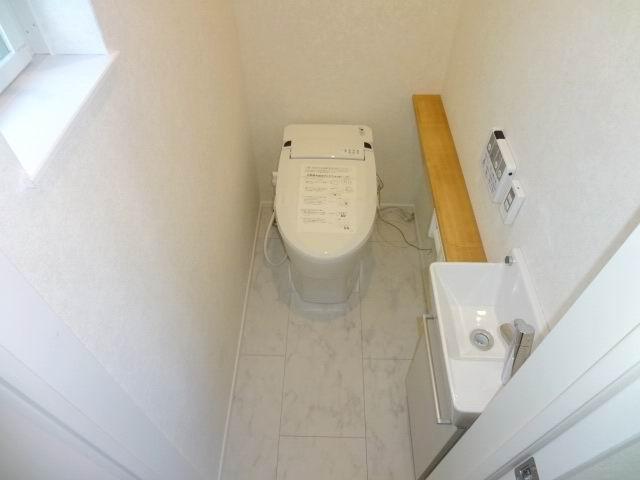 Toilet. Second floor toilet. Bidet ・ Hand washing is with a counter.