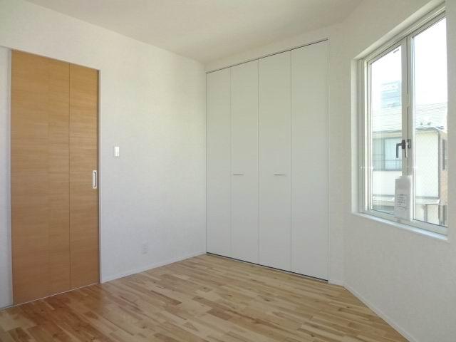 Non-living room. 3 Kaiyoshitsu 5.6 Pledge. Two-sided lighting. It is with a closet.