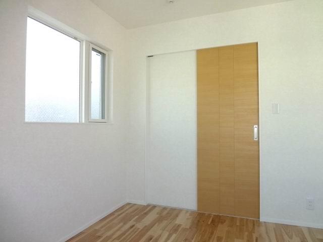 Non-living room. 3 Kaiyoshitsu 5.6 Pledge. Two-sided lighting. It is with a closet.