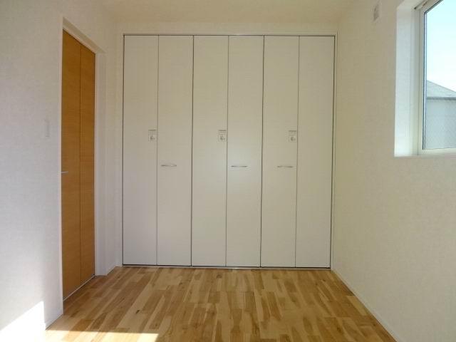 Non-living room. 3 Kaiyoshitsu 4.6 Pledge. Two-sided lighting. It is with a closet.