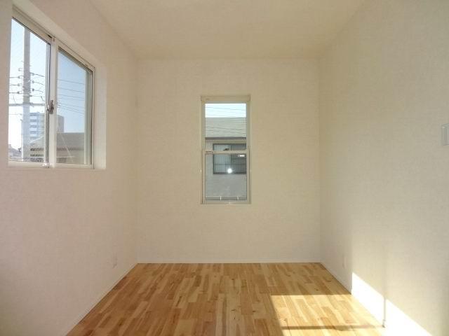 Non-living room. 3 Kaiyoshitsu 4.6 Pledge. Two-sided lighting. It is with a closet.