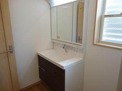 Wash basin, toilet. Three-sided mirror