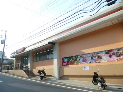 Supermarket. 600m to Cope Maruyama (super)