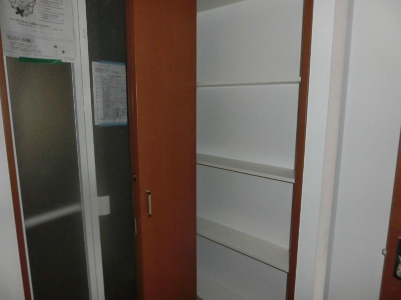 Wash basin, toilet. Indoor (11 May 2013) Shooting