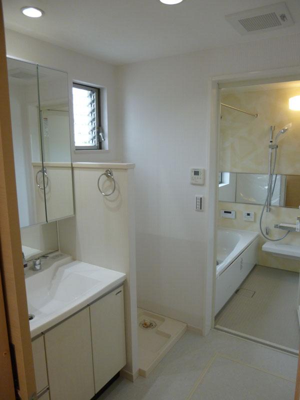 Wash basin, toilet. Room (August 2013) Shooting