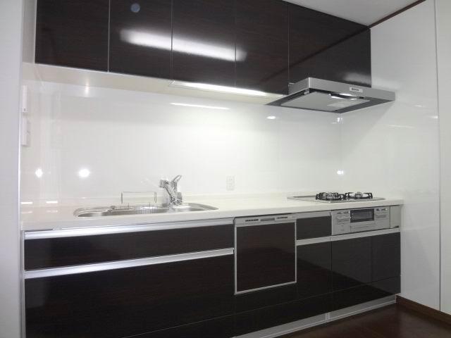 Kitchen. First floor kitchen. Water purifier built-in shower faucet ・ Anhydrous double-sided grill ・ Dish washing dryer with system Kitchen.